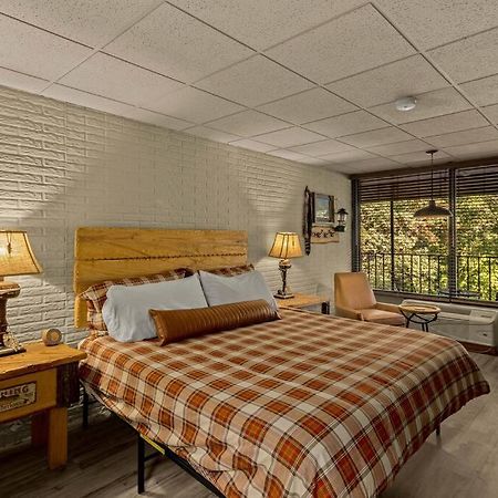Stonegate Lodge King Bed Wifi 50 Roku Tv Salt Water Pool Room #104 ยูเรกาสปริงส์ ภายนอก รูปภาพ
