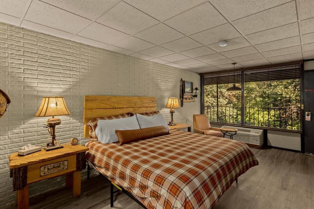 Stonegate Lodge King Bed Wifi 50 Roku Tv Salt Water Pool Room #104 ยูเรกาสปริงส์ ภายนอก รูปภาพ